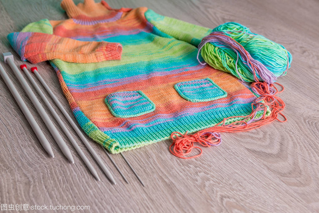 針織與手工藝術(shù) 多彩毛衫的溫暖傳承